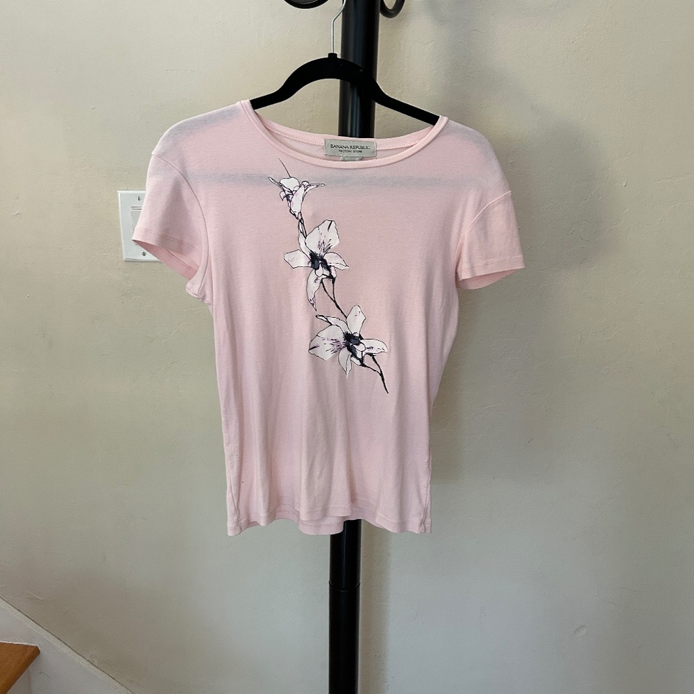 Banana Republic Fitted Solitary Flower  Light Pink 100% Cotton Short Sleeve Top